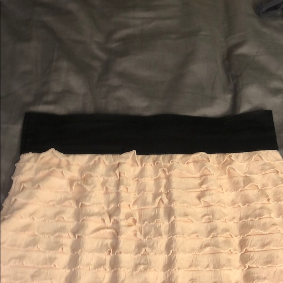 Mini cream colored skirt with ruffles - Picture 3 of 4